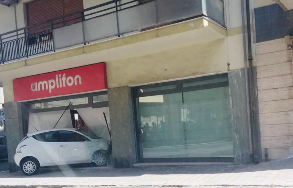 Reggio, incidente in pieno centro. Auto dentro esercizio commerciale