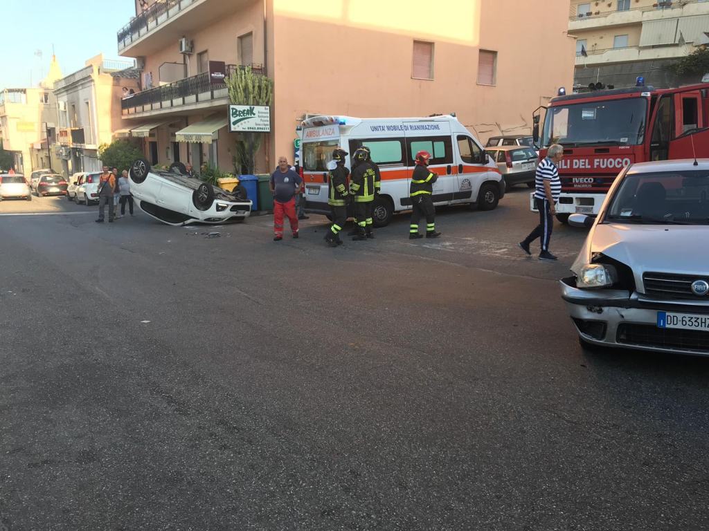 Incidente stradale a Reggio Calabria, un’auto si ribalta – FOTO
