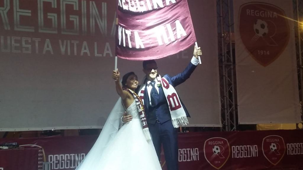 Reggina, coppia di sposi sale sul palco prima della presentazione