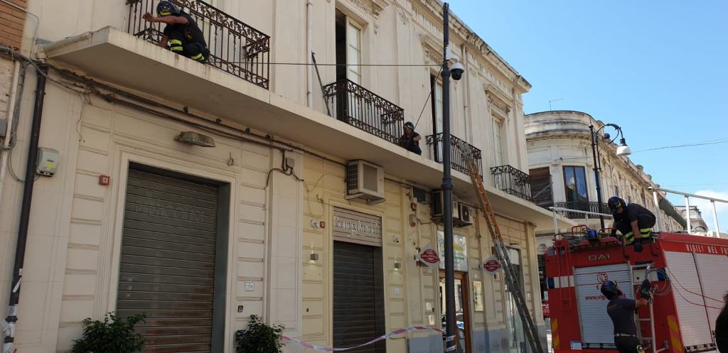Reggio, sradicato un palo della luce sul Corso Garibaldi