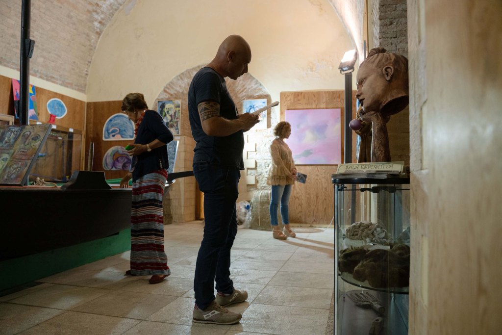 Scilla – Al Castello Ruffo la mostra “Viaggi”: tra mito, natura e bellezza