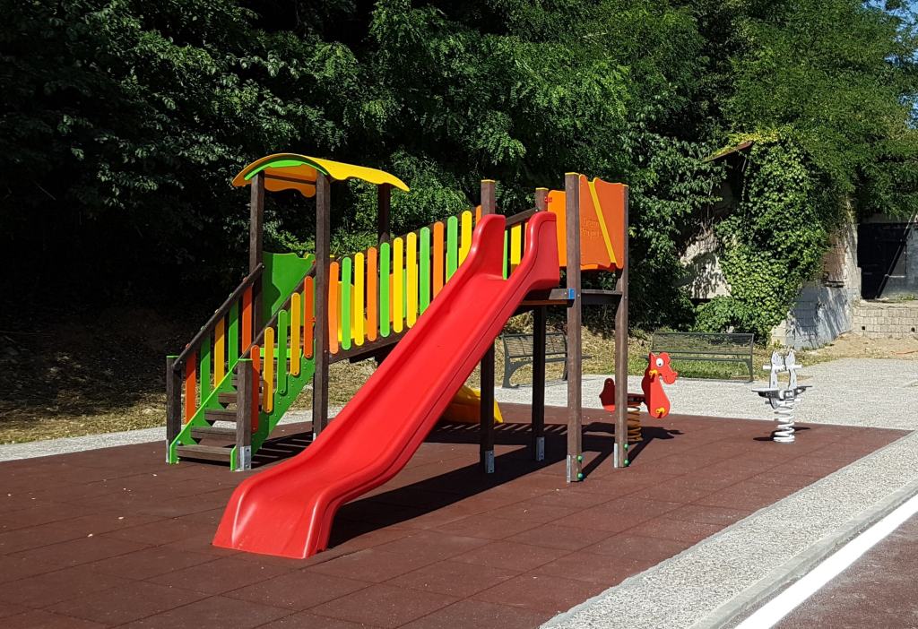 Calabria, nasce il primo parco giochi in plastica riciclata – FOTO