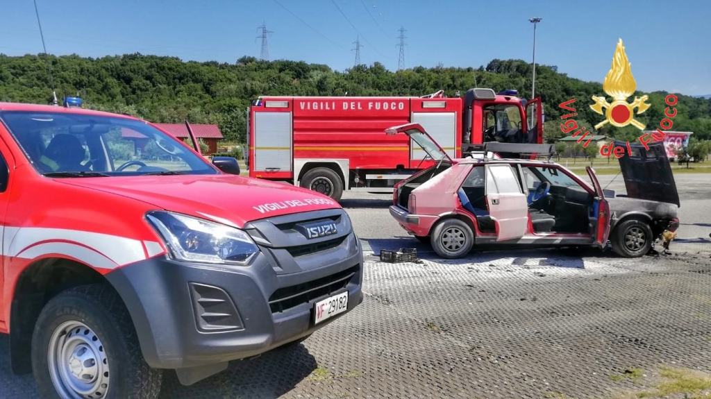 Calabria, incendio autovettura in un noto centro commerciale