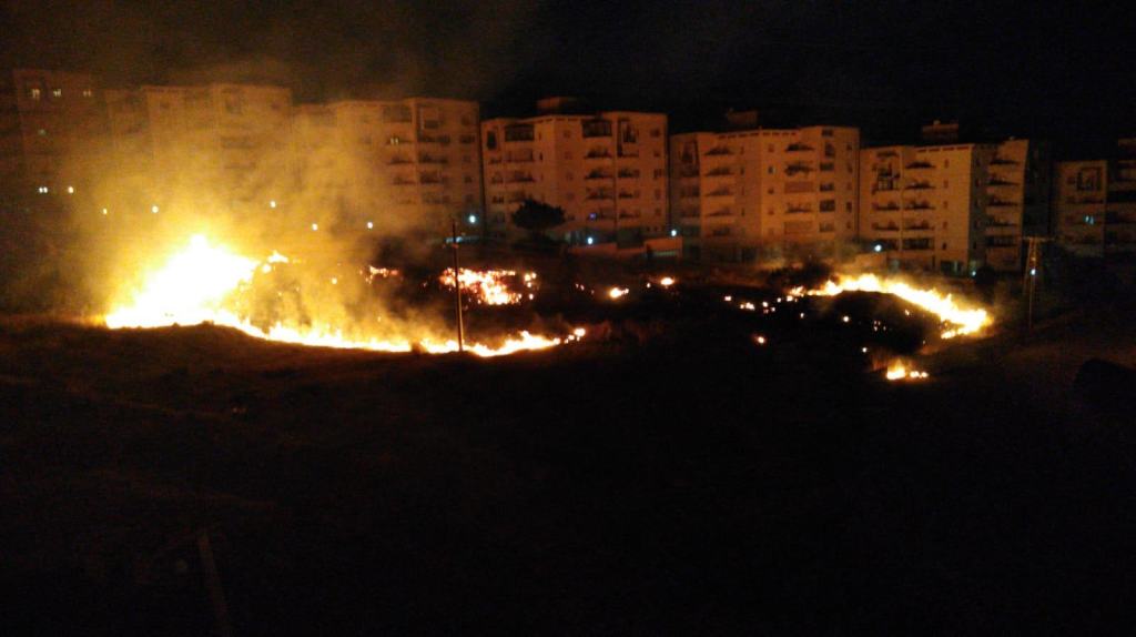 Un grosso incendio sveglia Reggio Calabria: tanta paura