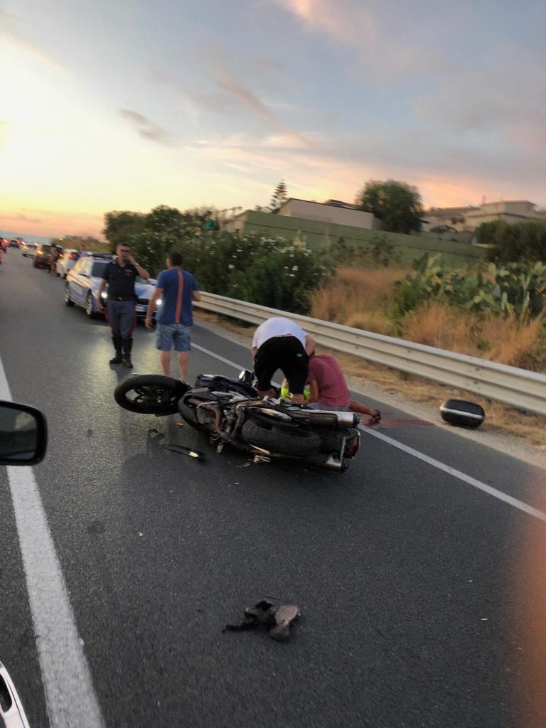 Reggio, SS106: violento scontro tra auto e moto – FOTO