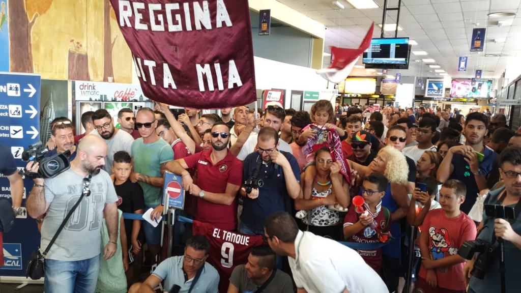 Reggina: l’attesa per Denis, tanti tifosi in aeroporto – FOTO