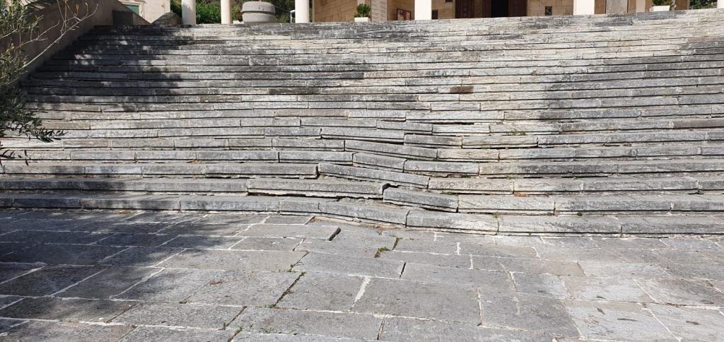 Scalinata dell’Eremo, Padre Ammendola: “Competenza comunale. A nostri avvisi mai una risposta”