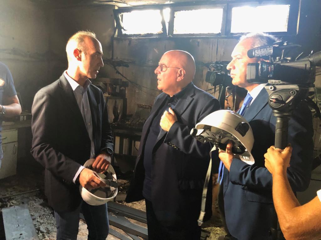 Incendio Arpacal, Oliverio in visita al laboratorio: “Interventi rapidi per ricostruire” – FOTO