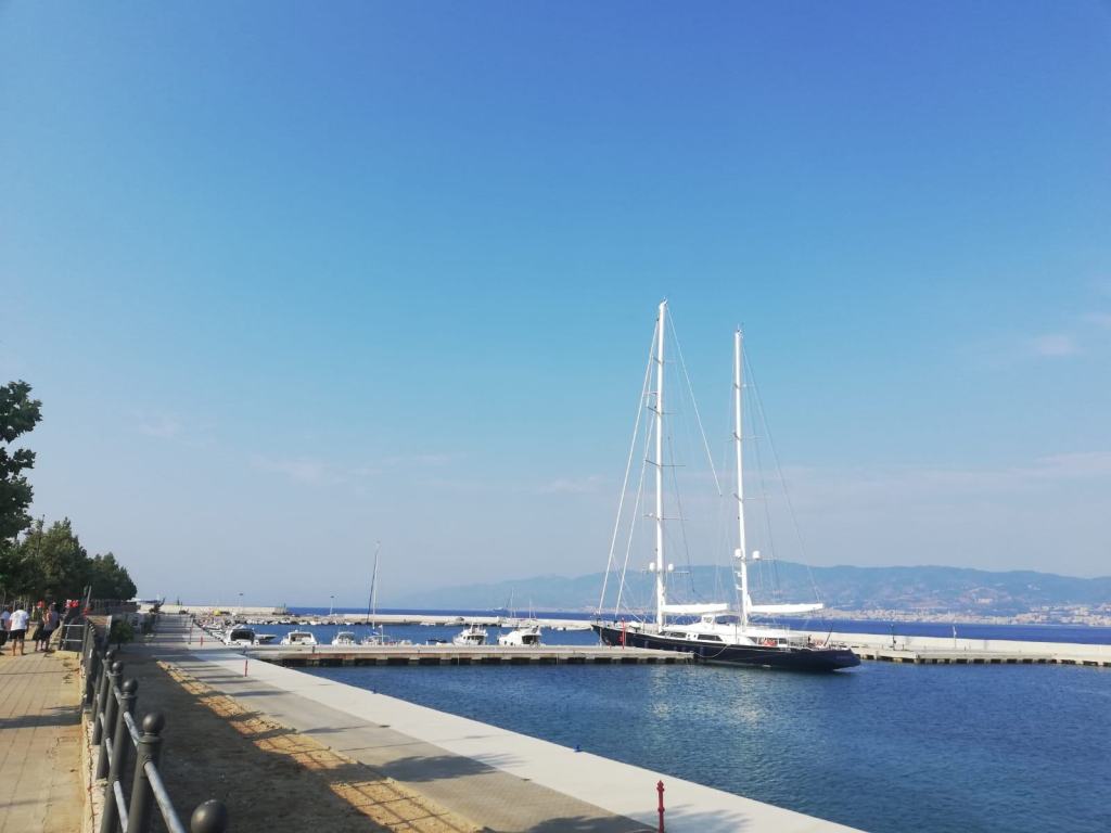 “Piropo” yacht di lusso sbarca al porto turistico di Villa San Giovanni – FOTO