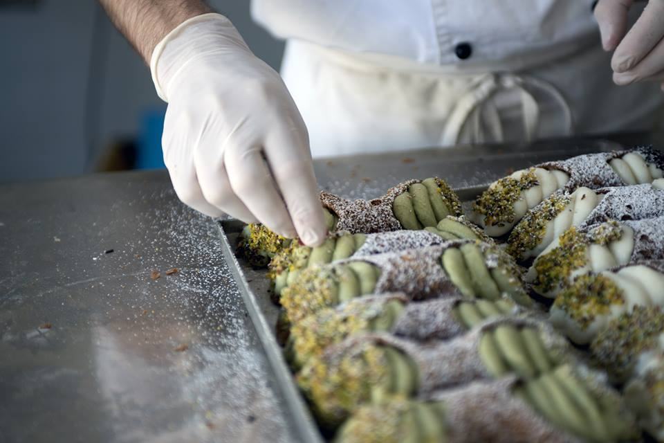 Alla Cremeria Sottozero spazio alla tradizione e all’innovazione: ecco i cannoli al pistacchio – FOTO