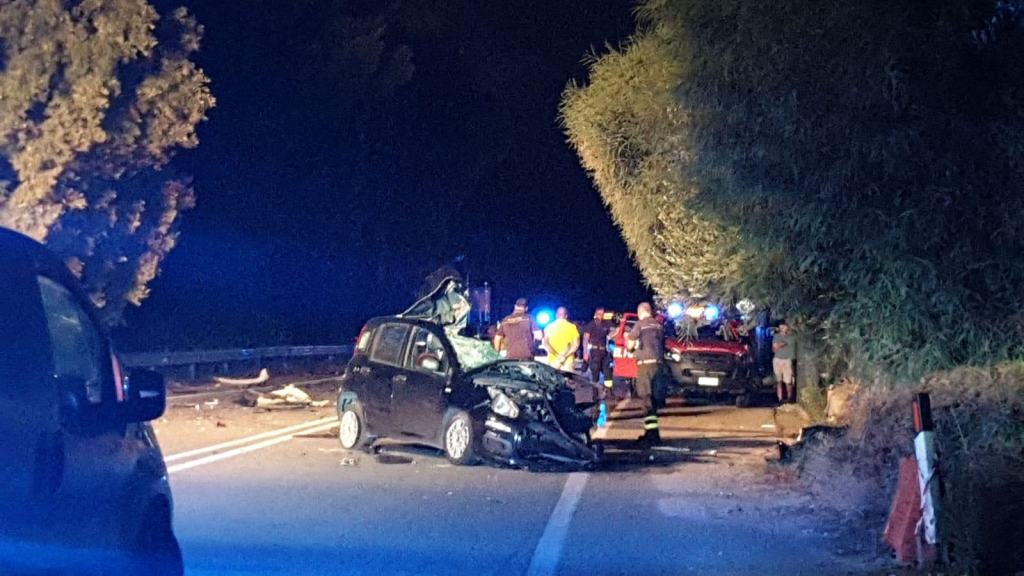 SS 106 – Terribile schianto tra auto, un morto
