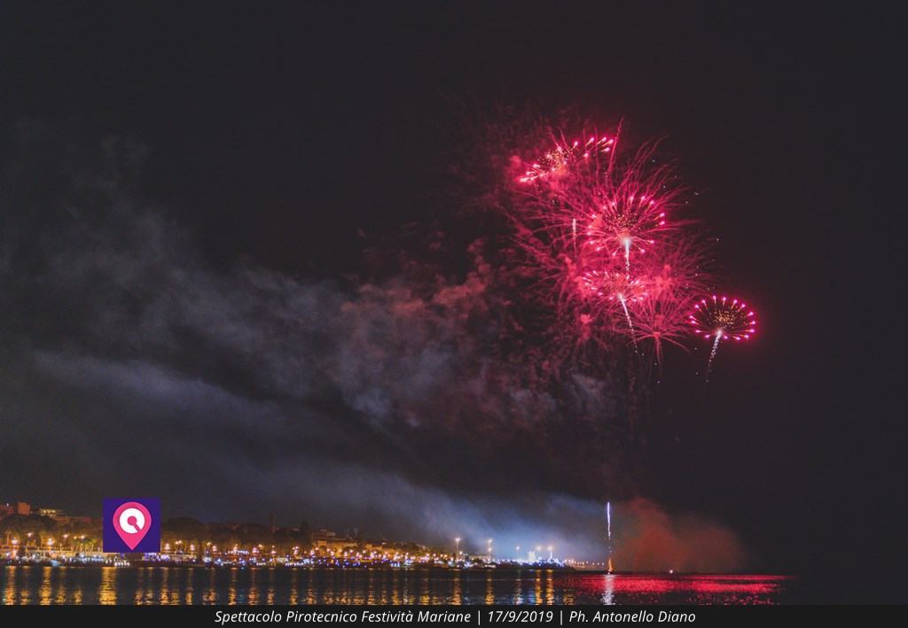 Uno spettacolo senza tempo. Reggio saluta le festività mariane con i fuochi d’artificio – FOTO