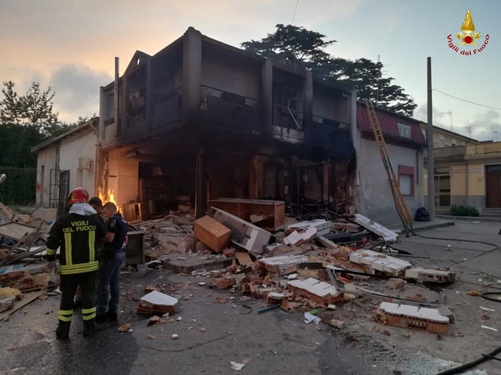 Incendio fa esplodere pizzeria in provincia di Reggio