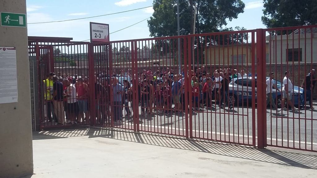 Reggina-Bisceglie, file ai tornelli a pochi minuti dall’incontro