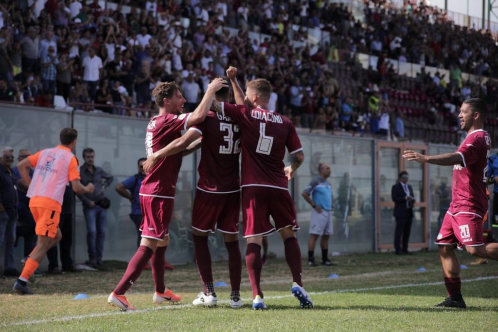 La Reggina diverte e si diverte. Show amaranto, tris al Bisceglie