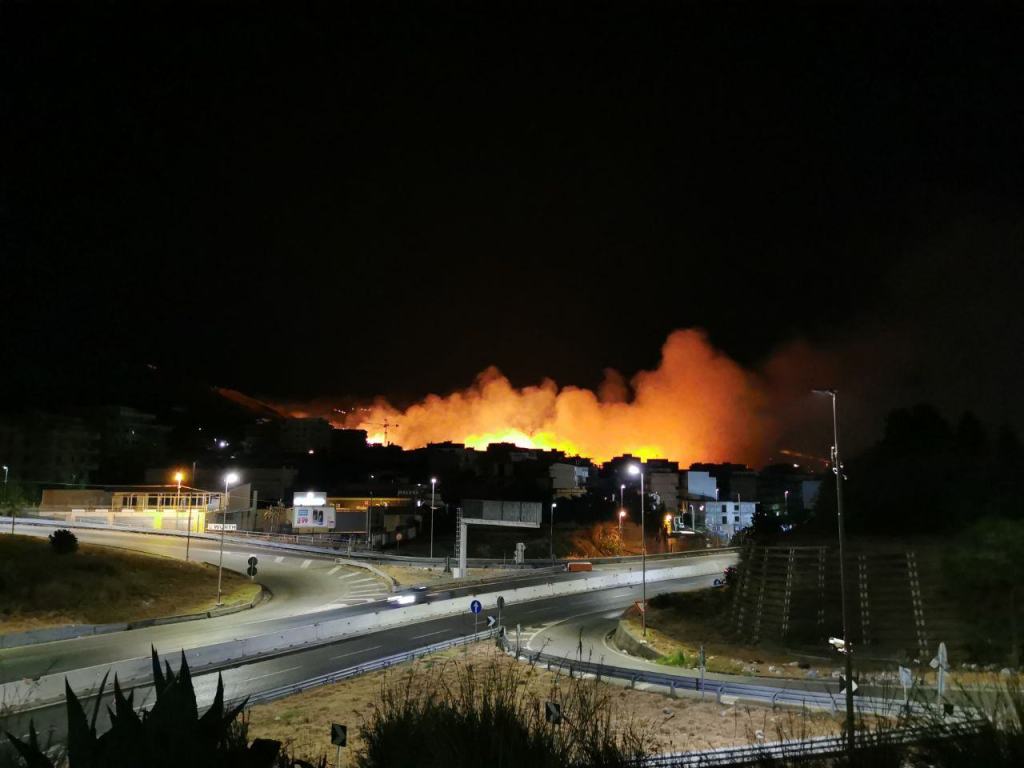 Reggio avvolta dalle fiamme: vastissimo incendio nella zona sud – FOTO