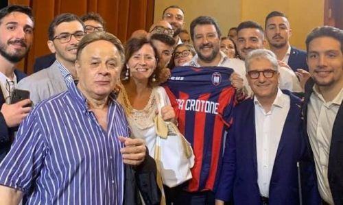 Maglia del Crotone personalizzata per Salvini: la replica della società