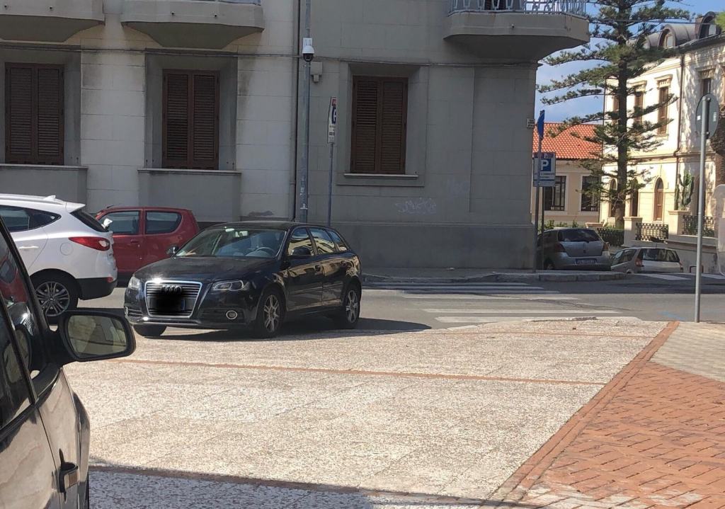 Reggio, macchina ostacola ancora una volta l’ingresso al Castello