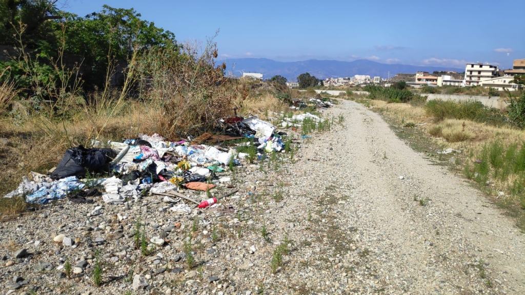 Reggio, Forza Italia Giovani: “Calopinace, una discarica a cielo aperto” – FOTO