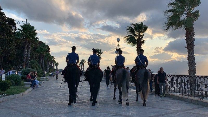 Reggio, i Carabinieri a cavallo sfilano sul lungomare Falcomatà – FOTO