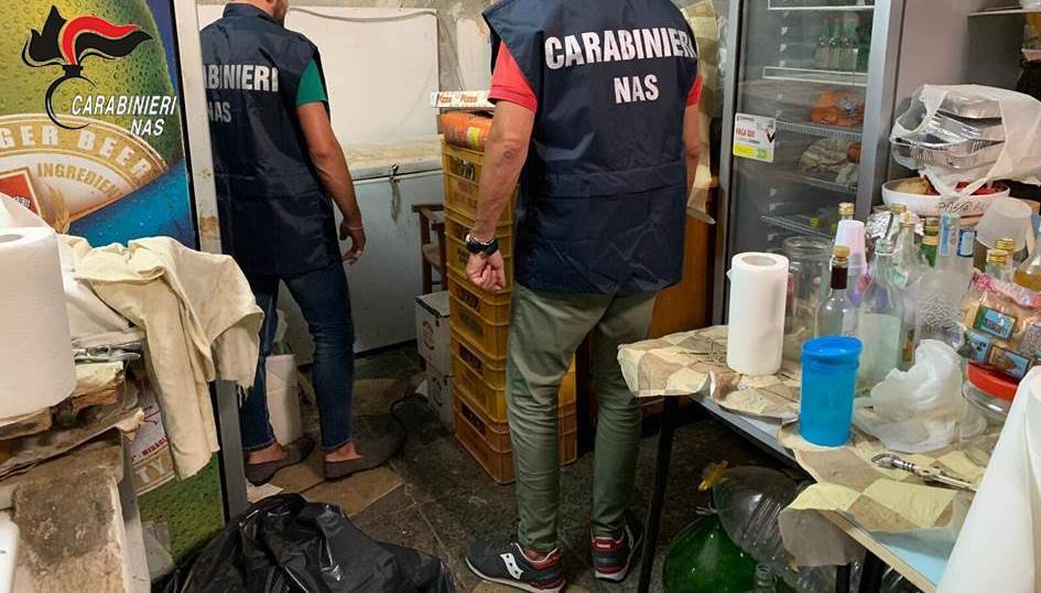 Pessime condizioni igieniche e cibi in cattivo stato di conservazione: locale chiuso in provincia di Reggio