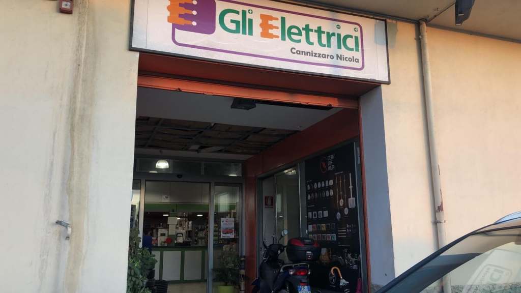 Reggio Campi, colpi di pistola alla serranda di un negozio