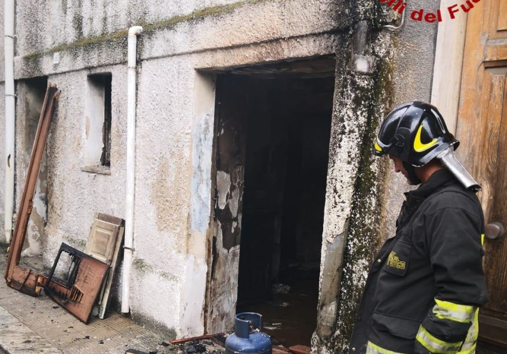 Doppio incendio nel reggino. Tempestivo intervento dei Viglili del Fuoco – FOTO