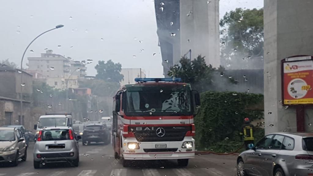 Reggio Calabria, incendio in un locale. Sul posto i Vigili del fuoco