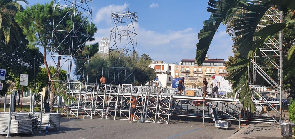 Reggio, al via i lavori in piazza Indipendenza per il concerto di Carmen Consoli – FOTO