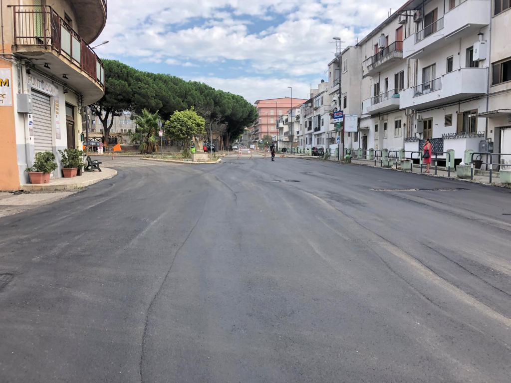 Lavori sull’asfalto nel quartiere Modena, i reggini: “Basta rattoppi”