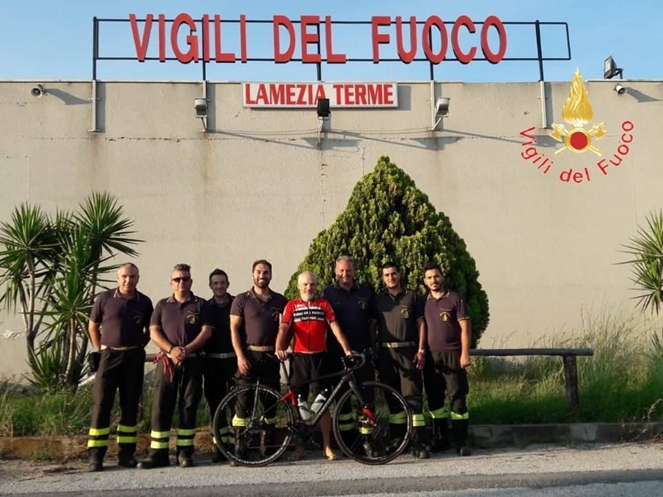 Tappa a Reggio Calabria per il pompiere che sta attraversando l’Italia con la sua bici