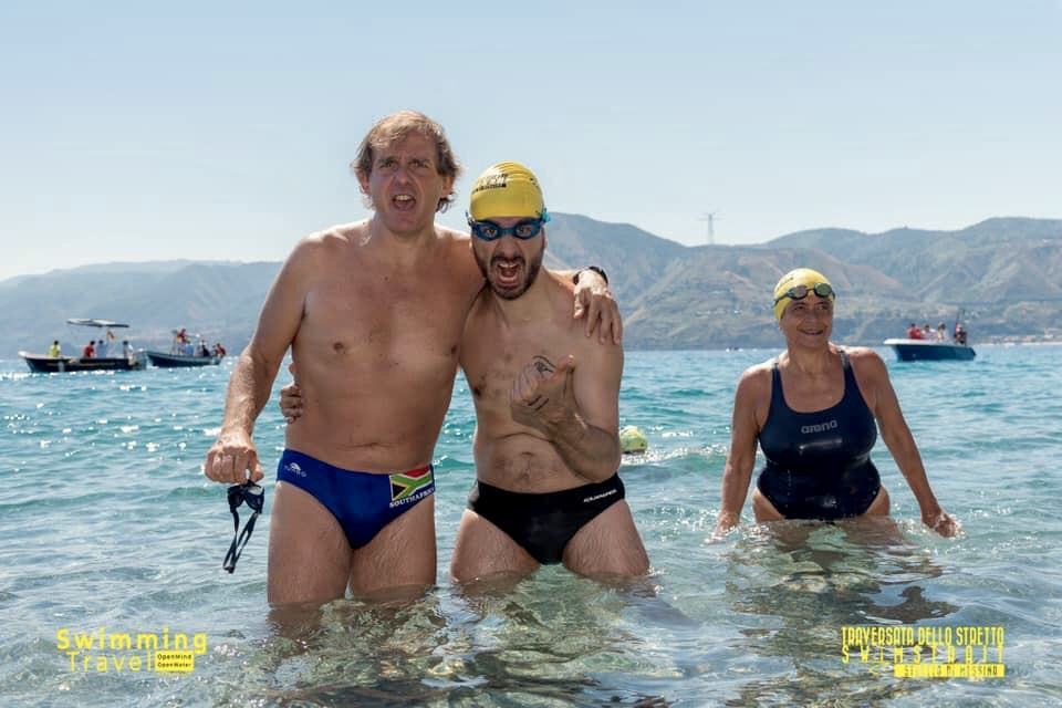 La vittoria di Salvatore. Affetto da sclerosi multipla, attraversa lo Stretto di Messina a nuoto