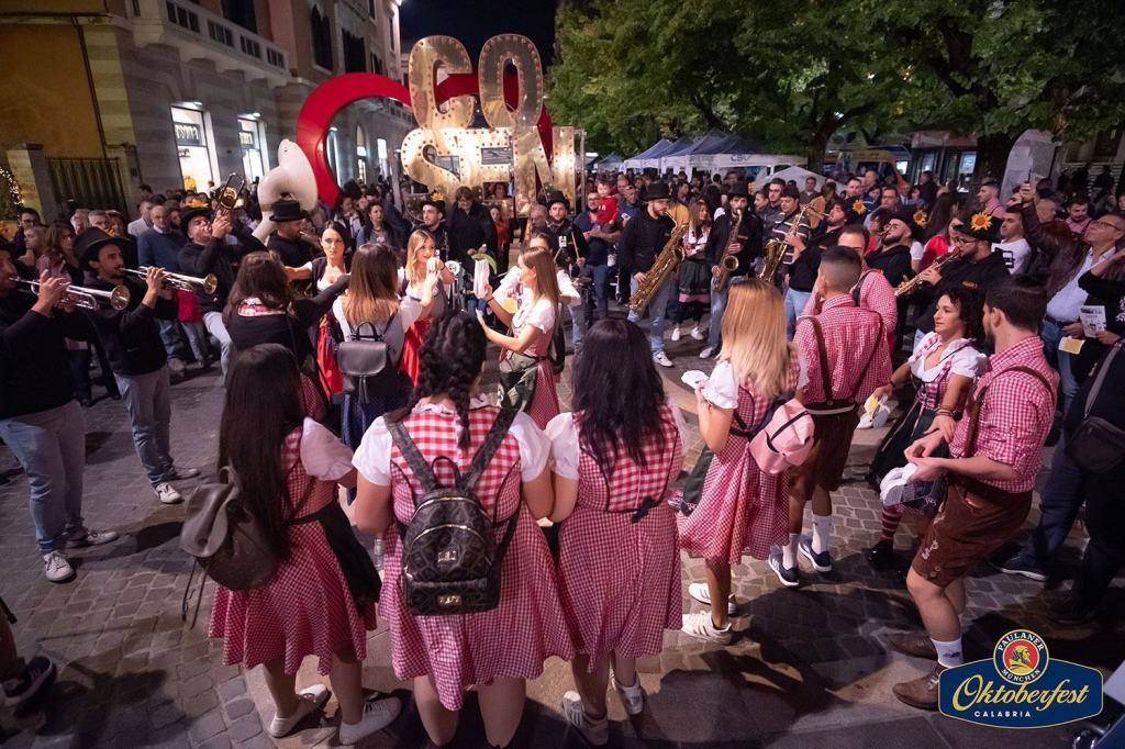 Cosenza – Anteprima Paulaner Oktoberfest Calabria: parata dei Tabakum Street Band – FOTO