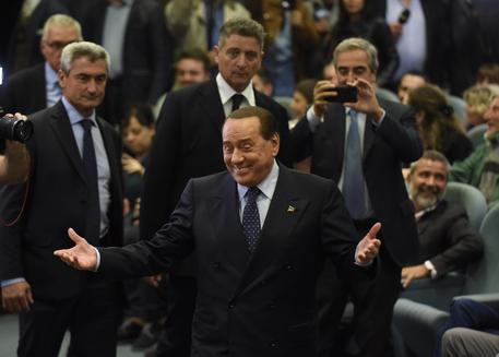 Berlusconi e “De Gasperi” scendono in piazza con la destra e l’estrema destra