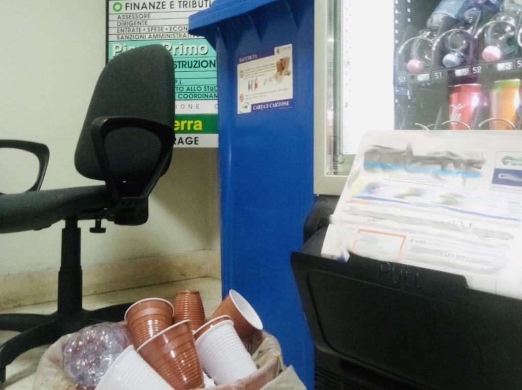 Reggio – Plastic Free, Verdi: “Continua così l’uso di oggetti in plastica monouso negli uffici comunali”