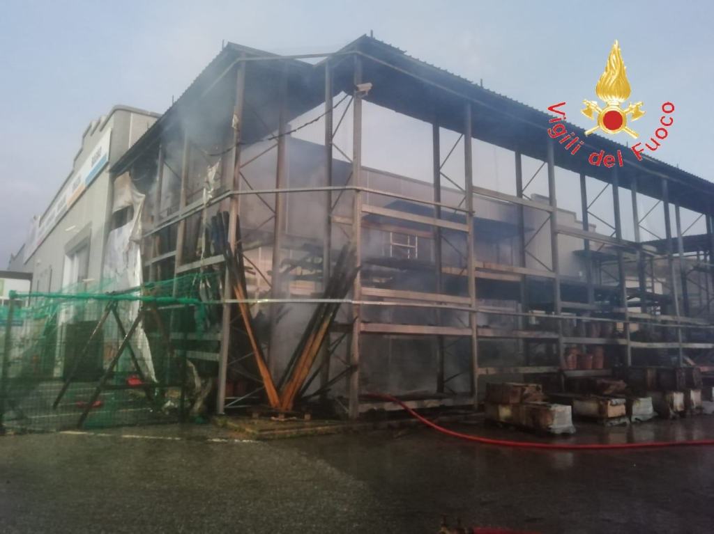 Calabria – Statale 106, vasto incendio distrugge un capannone – FOTO