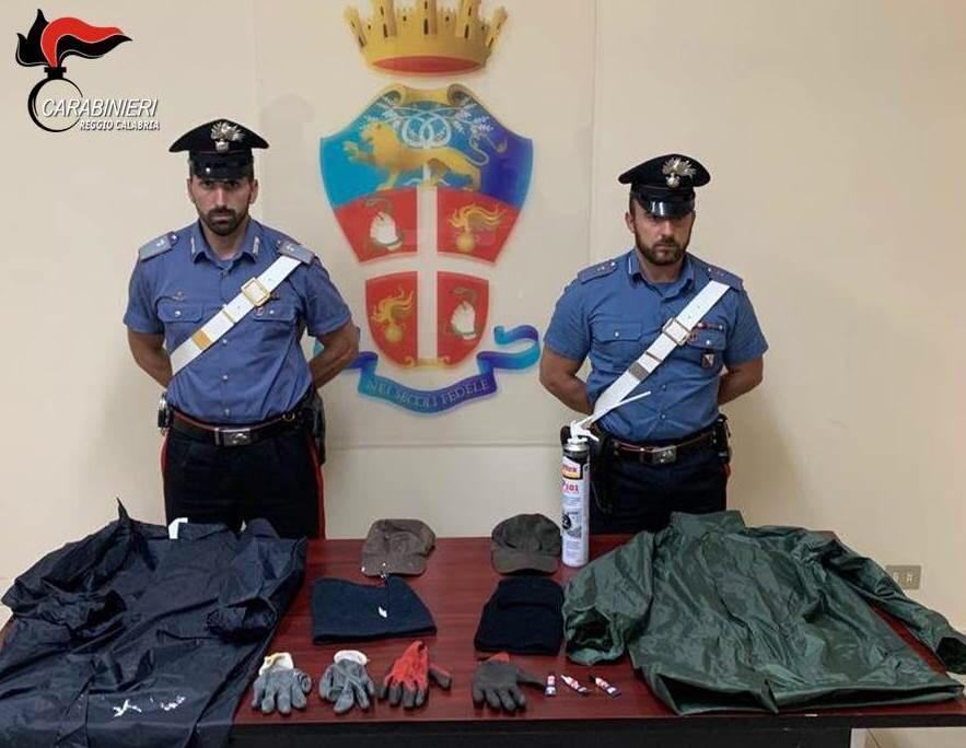 Roccella, danneggiati due negozi del centro. Deferiti in stato di libertà due uomini