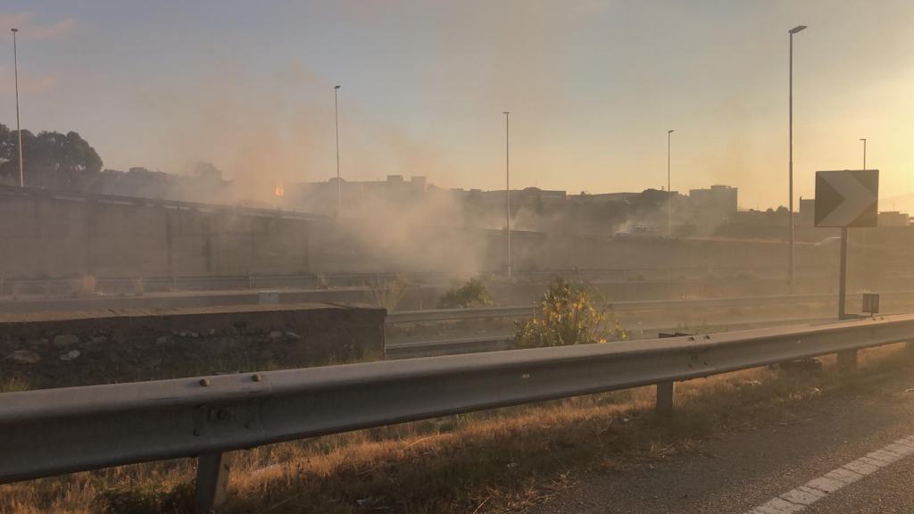 Reggio, incendio sulle ‘Bretelle’ del Calopinace – FOTO