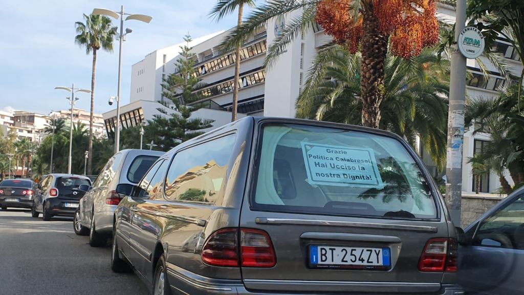 Reggio, mancata approvazione legge funeraria. Le aziende: “Grazie politica calabrese, hai ucciso la nostra dignità” – FOTO