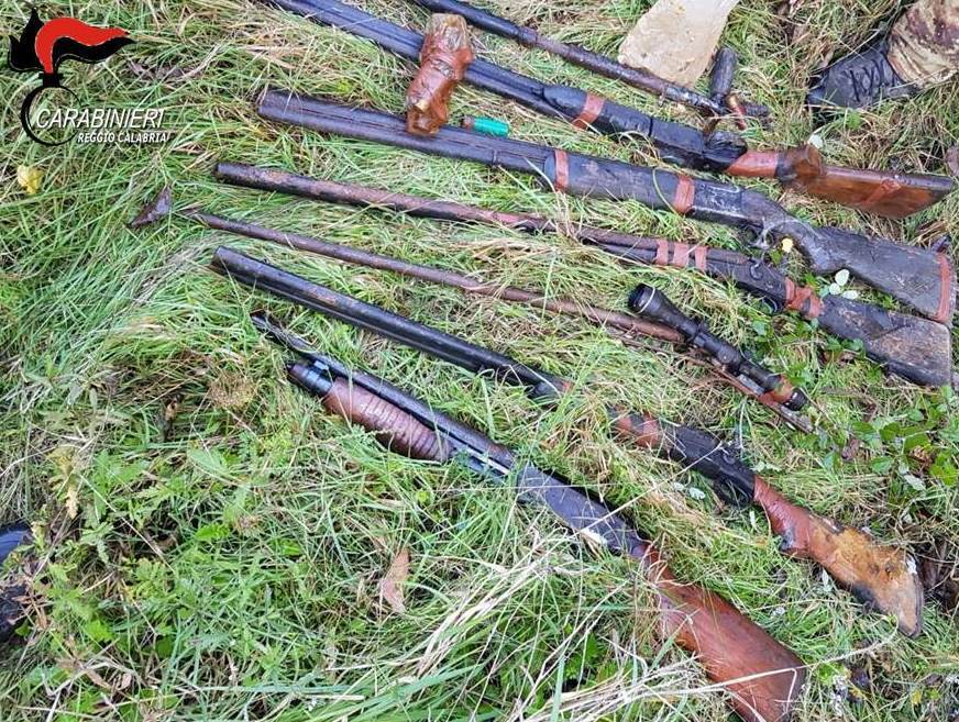 Armi e marijuana, i ritrovamenti dei carabinieri in provincia di Reggio – FOTO