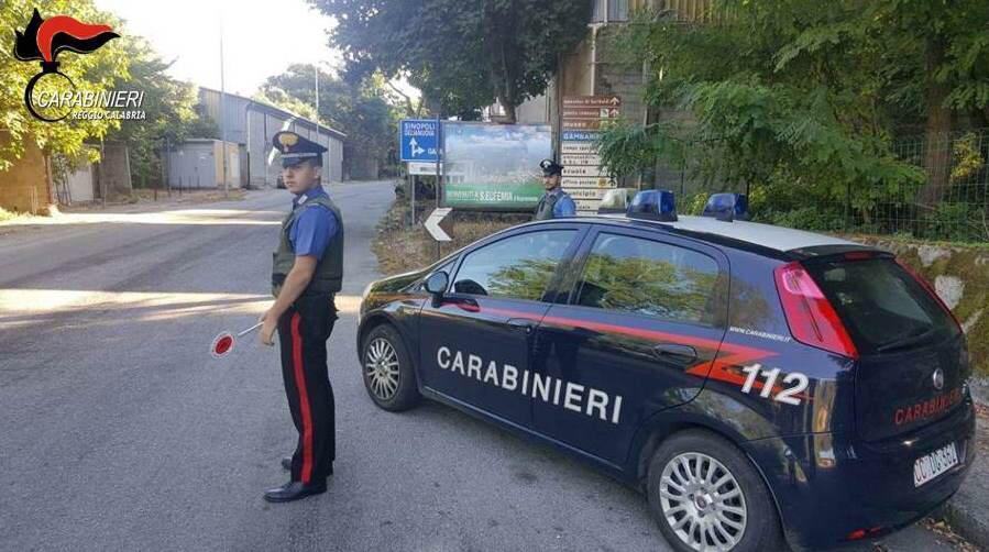 Non si fermano al posto di blocco, arrestati due uomini in provincia di Reggio