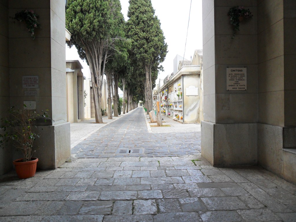 Reggio ricorda i suoi defunti: apertura dei cimiteri e norme per la viabilità