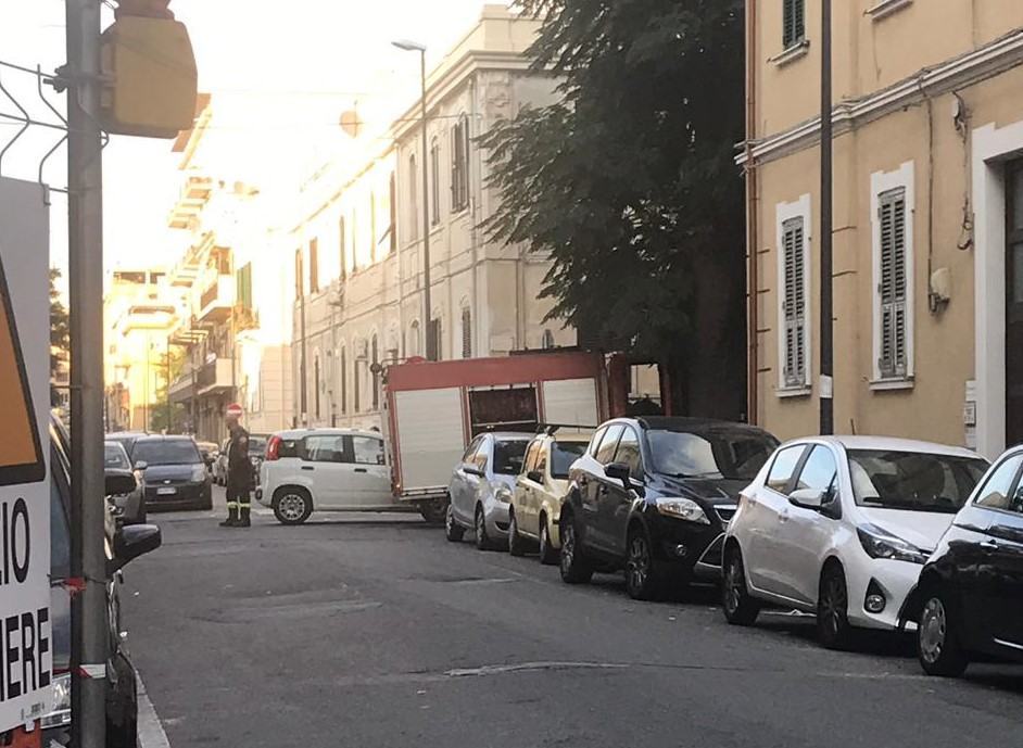 Reggio, incidente in centro: un auto si scontra con un mezzo dei Vigili del Fuoco