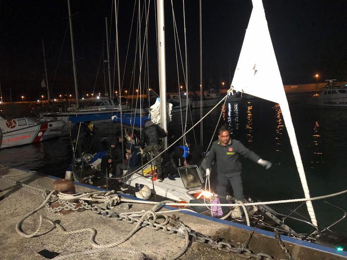Nuovo sbarco in provincia di Reggio: arrivano in 46 a bordo di un veliero