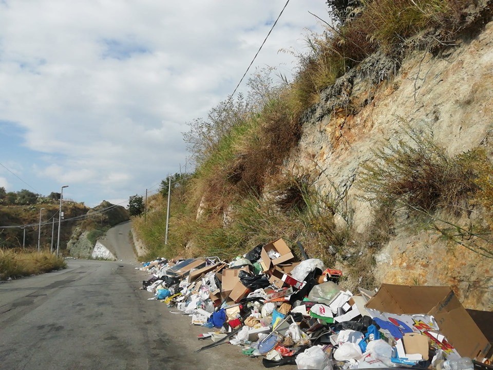 Emergenza Rifiuti, Reggio Bene Comune: “Zone collinari discarica della città” – FOTO