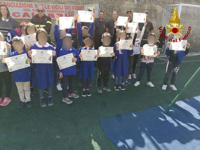 Calabria, i Vigili del Fuoco incontrano i bambini della scuola dell’infanzia – FOTO