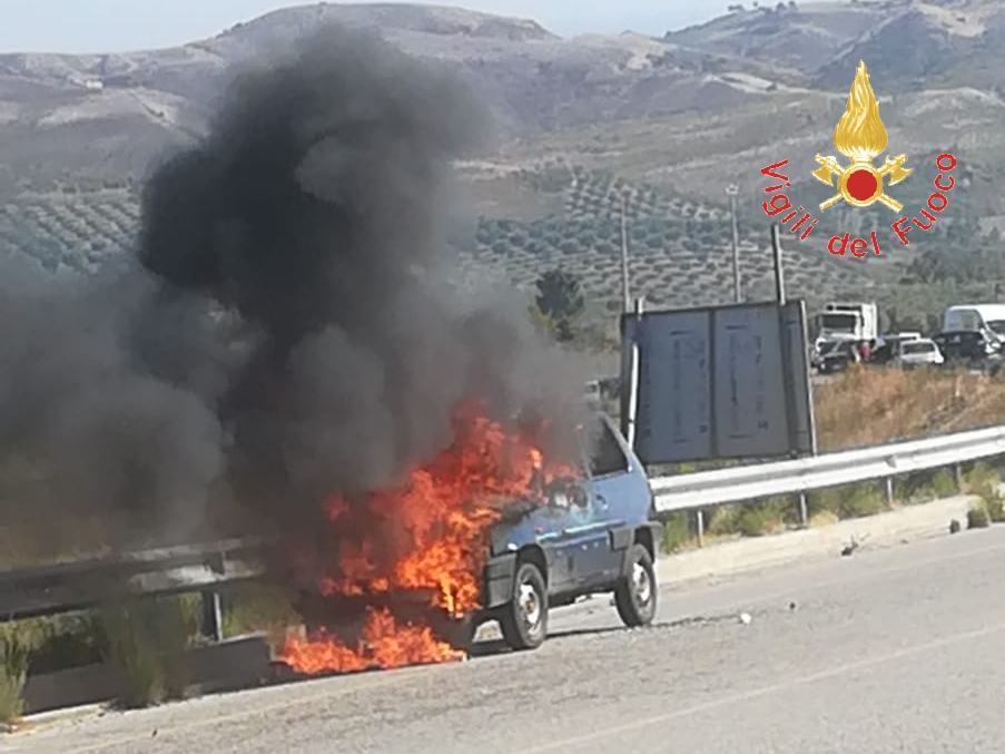 Calabria, auto in fiamme: l’intervento dei Vigili del Fuoco