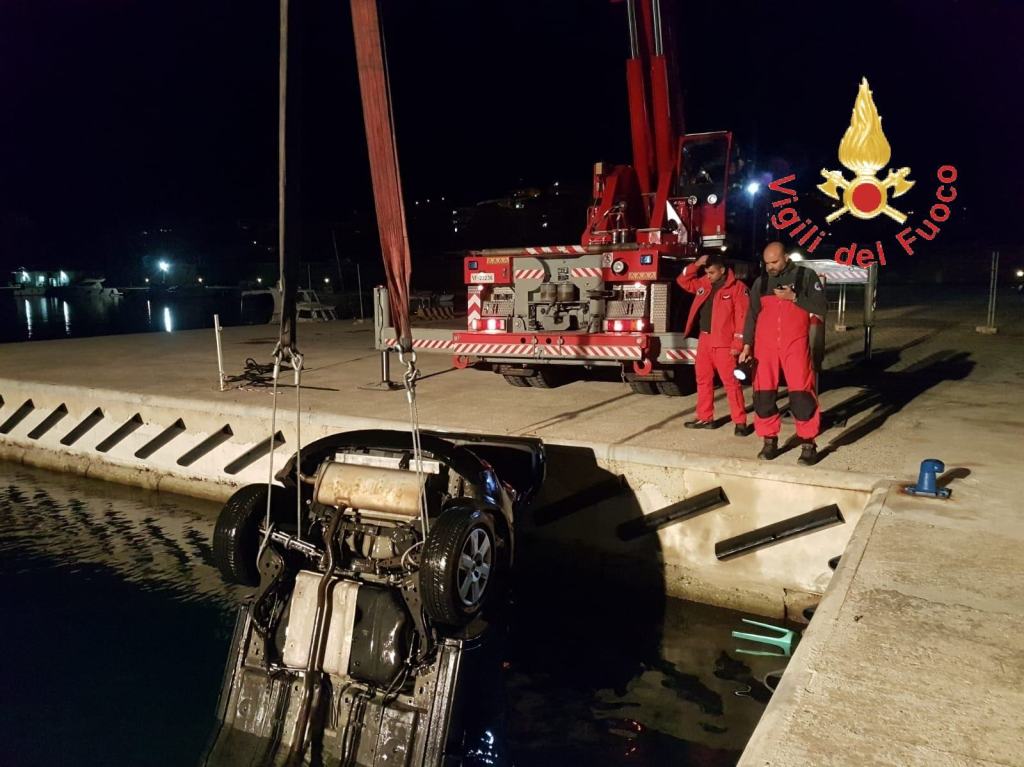 Villa S.Giovanni, auto finisce in mare. Illeso il conducente – FOTO