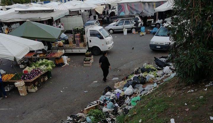 Mercatino di Piazza del Popolo, Reggio Bene Comune: “Degrado insostenibile”
