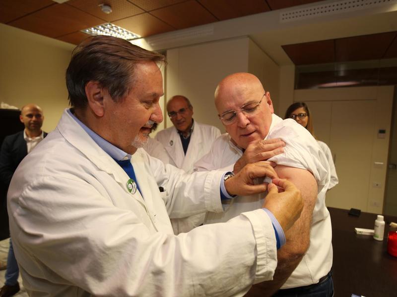 Calabria, il Presidente Oliverio si vaccina in Cittadella